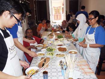 Teambuilding, making and eating laksa