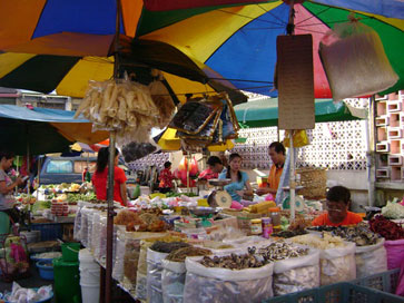 dried good sellers at Chow Rasta market